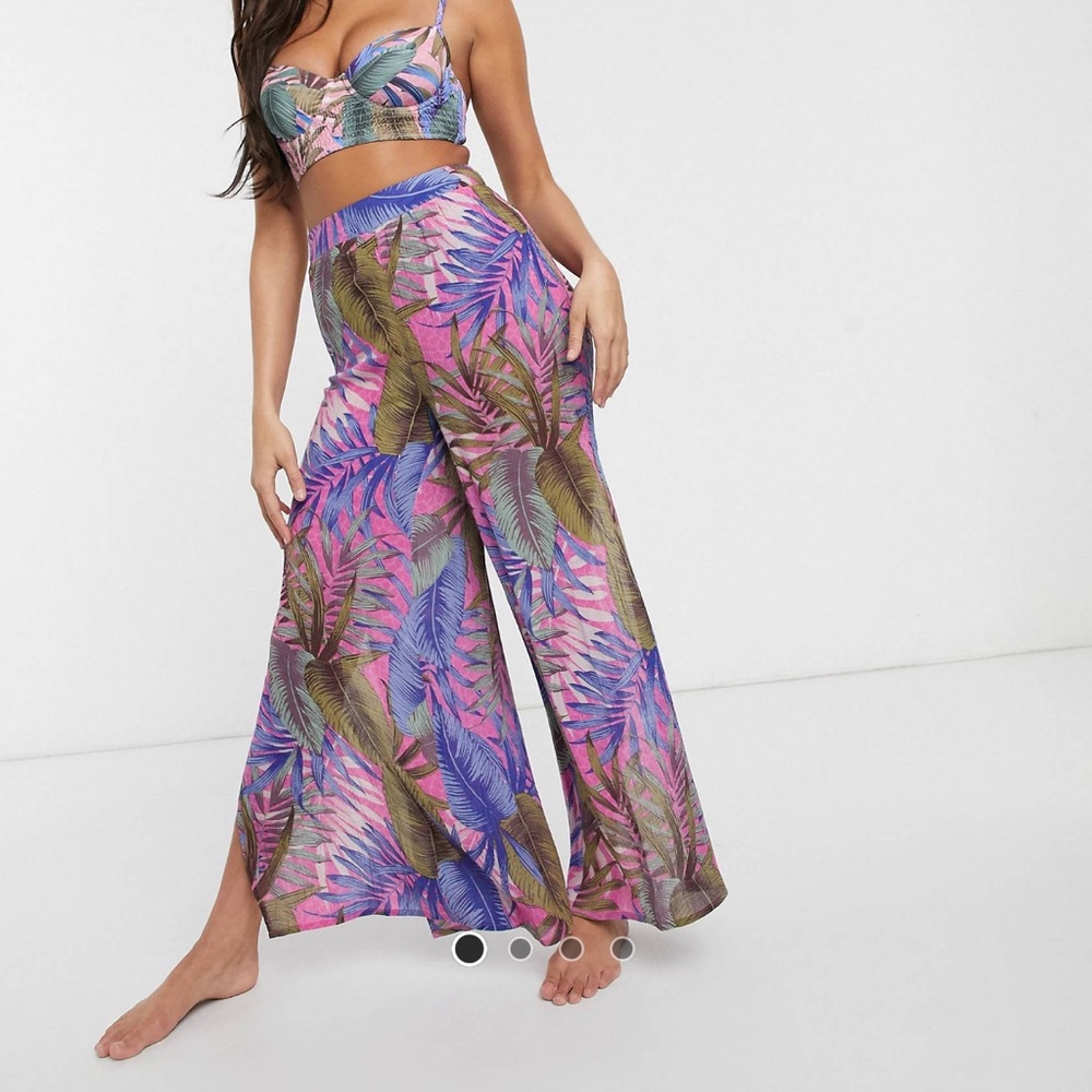 ASOS DESIGN wide leg beach pants with side splits. Size 6. Brand new condition